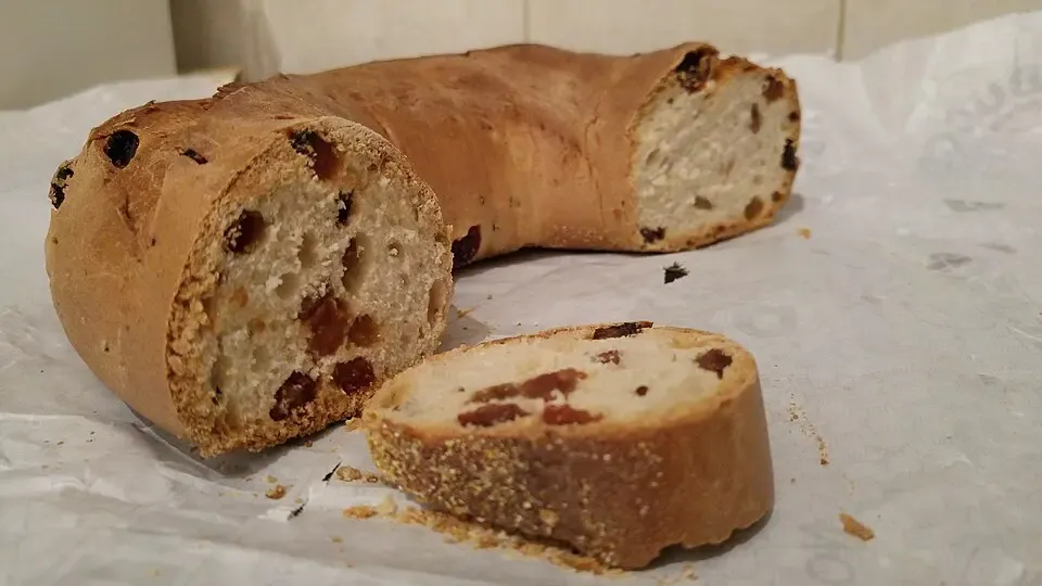 Buccellato - Lucca's traditional sweet ring bread flavoured with anise and raisins