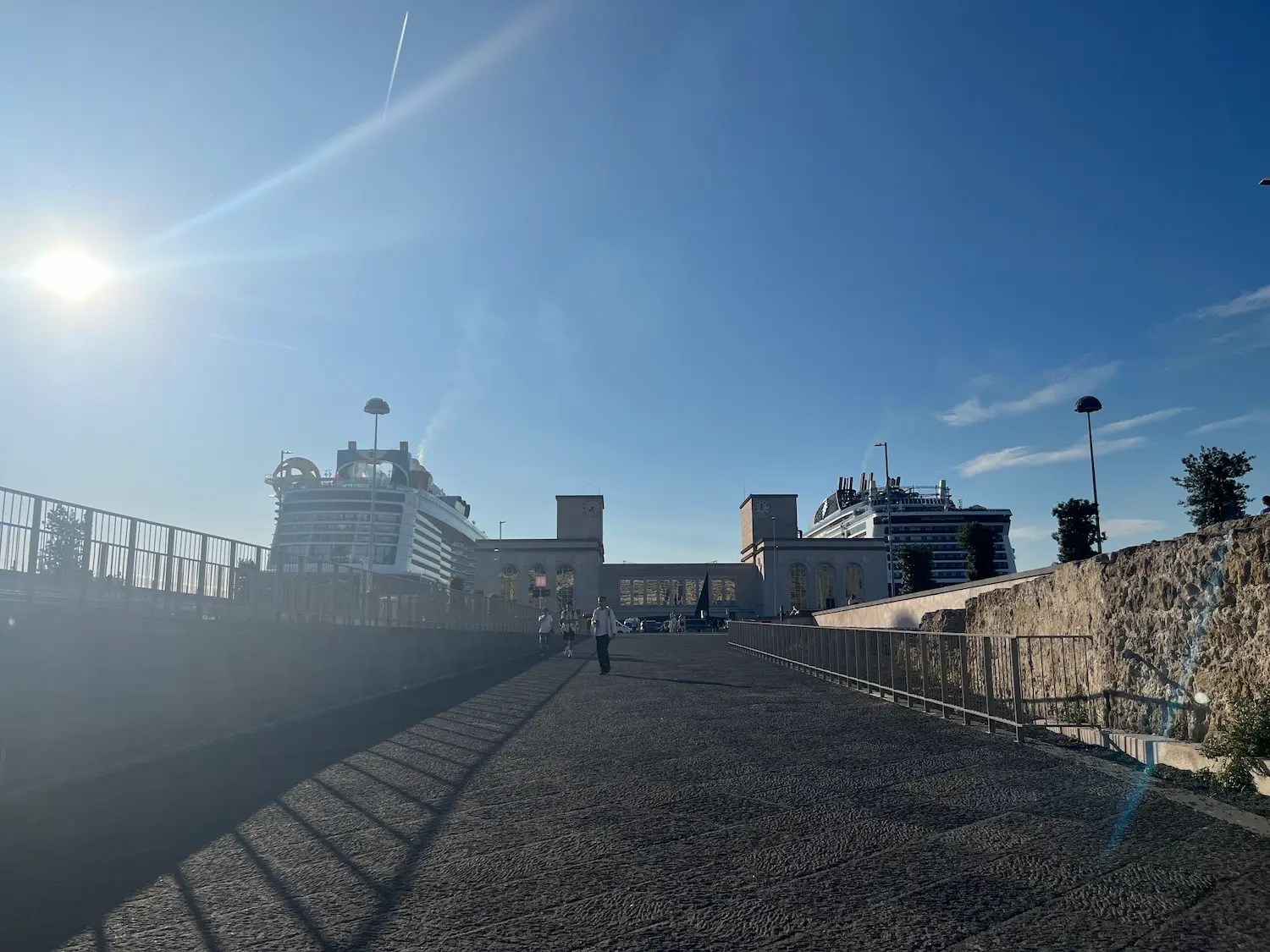 Arrival walkway from Municipio Station - TURN RIGHT to go to hydrofoil terminal (Molo Beverello) and TURN LEFT to go to the ferry terminal (Calata Porta di Massa)